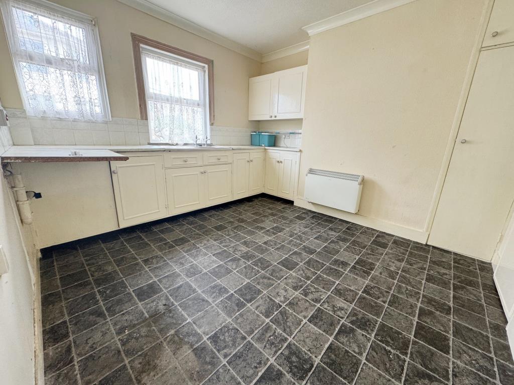 Lot: 56 - TWO-BEDROOM MAISONETTE FOR IMPROVEMENT - Kitchen/dining room